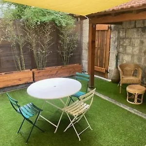 charmant-studio-avec-grande-cour.fr-provencehotel.com/